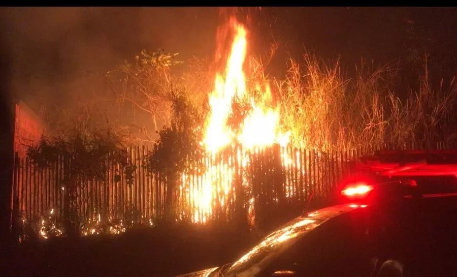 Incêndio de terreno baldio se espalha por quintais em Cruzeiro do Sul